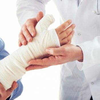 Переломы, ушибы и сотрясения… От каких травм чаще страдают сотрудники