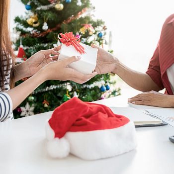 Какие новогодние подарки планируют работодатели