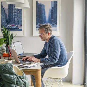 Офис вернулся, а люди уходят