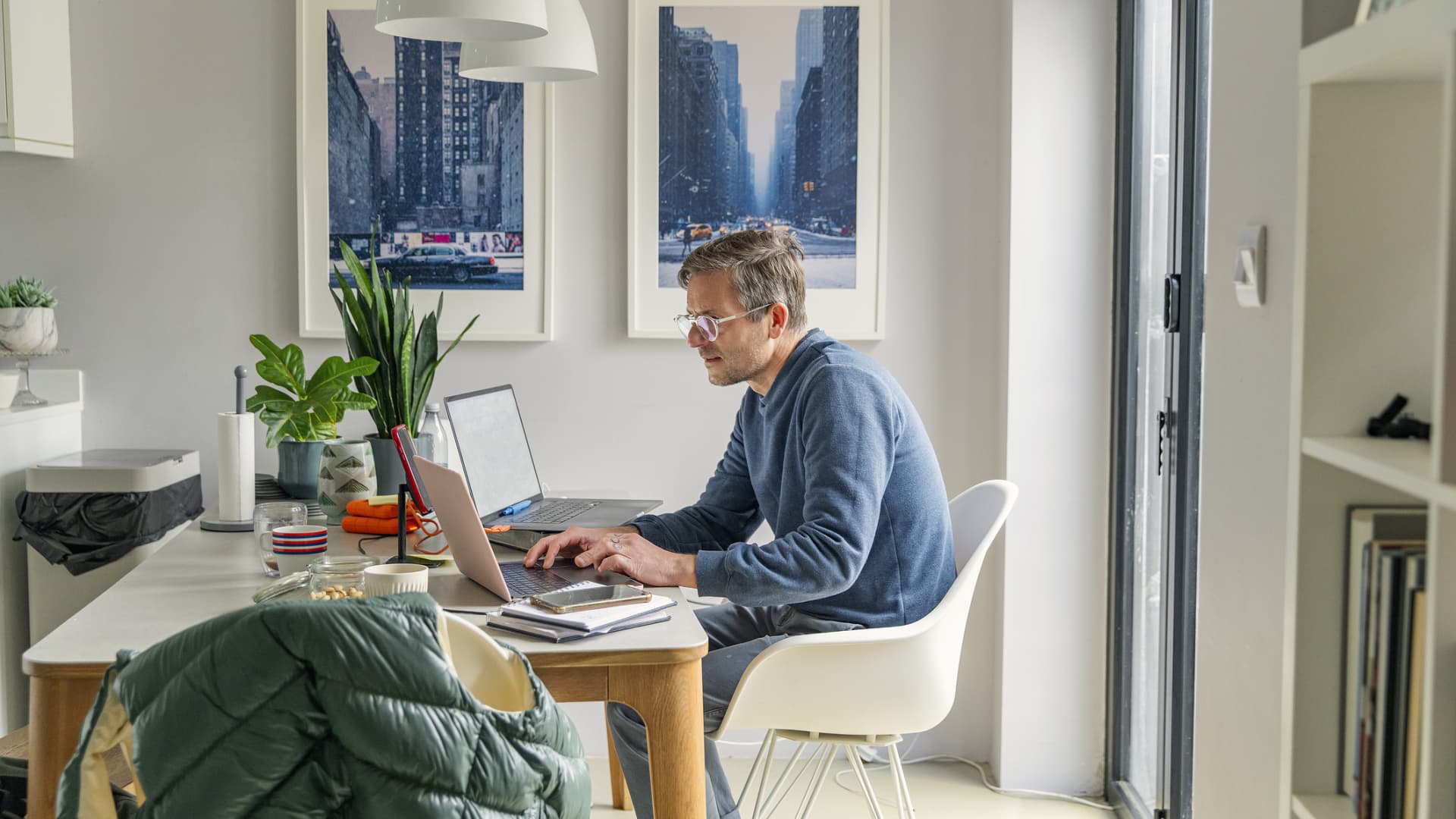 Современный офисный интерьер как иллюстрация к материалу о возврате сотрудников в офис