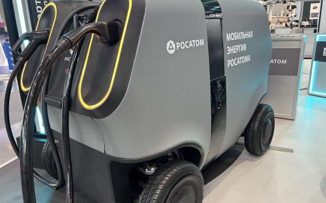 Мобильная электрозарядная станция Росатома на выставке «Иннопром-2026».
